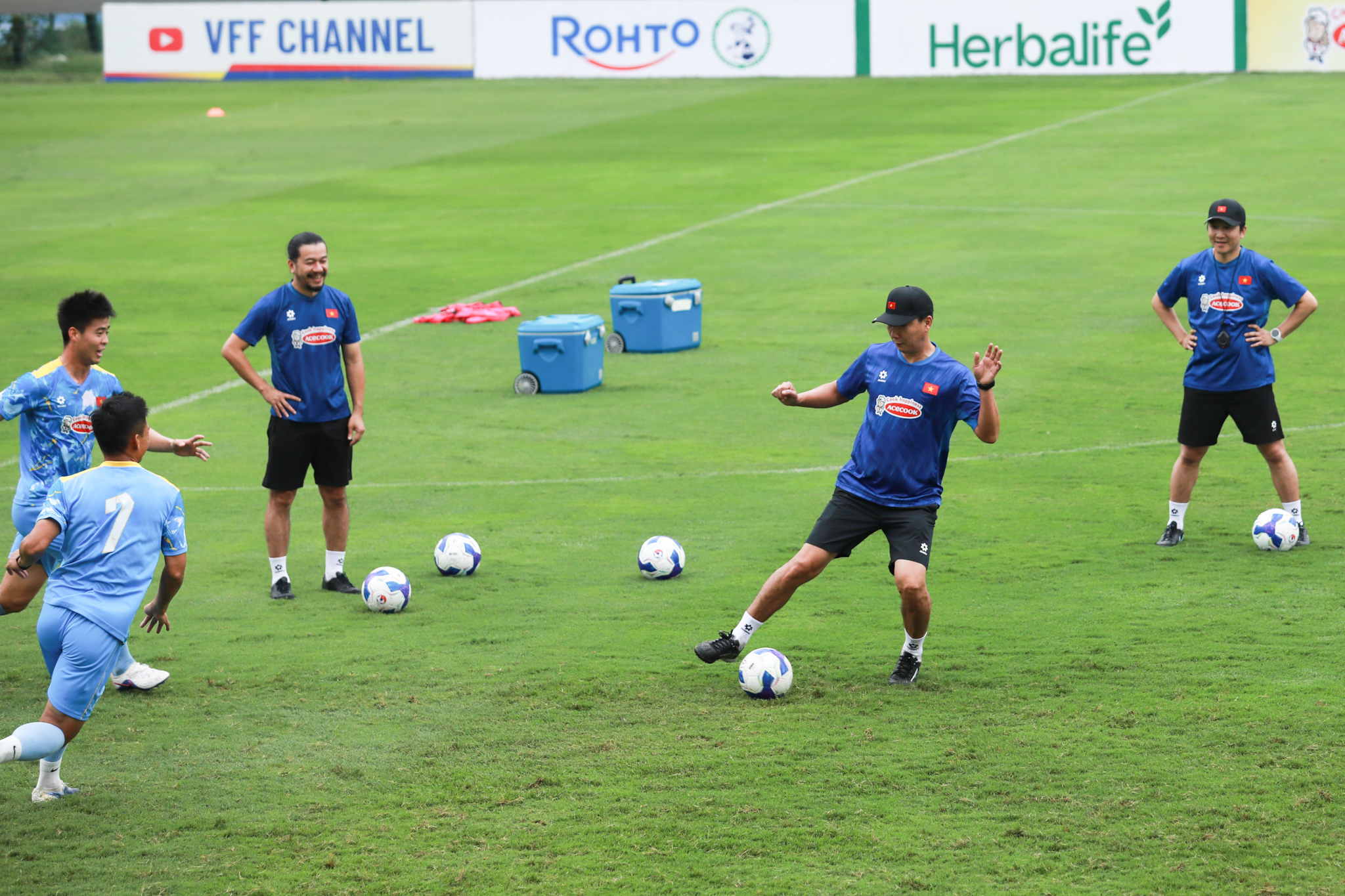 Xuân Son vẫn tập riêng, HLV Kim Sang Sik xỏ giày vào chơi bóng 7 Xuân Son vẫn tập riêng, HLV Kim Sang Sik xỏ giày vào chơi bóng 7