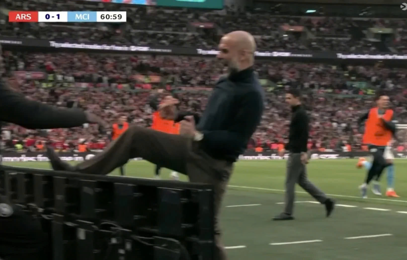 Pep Guardiola đạp bảng quảng cáo ăn mừng 1