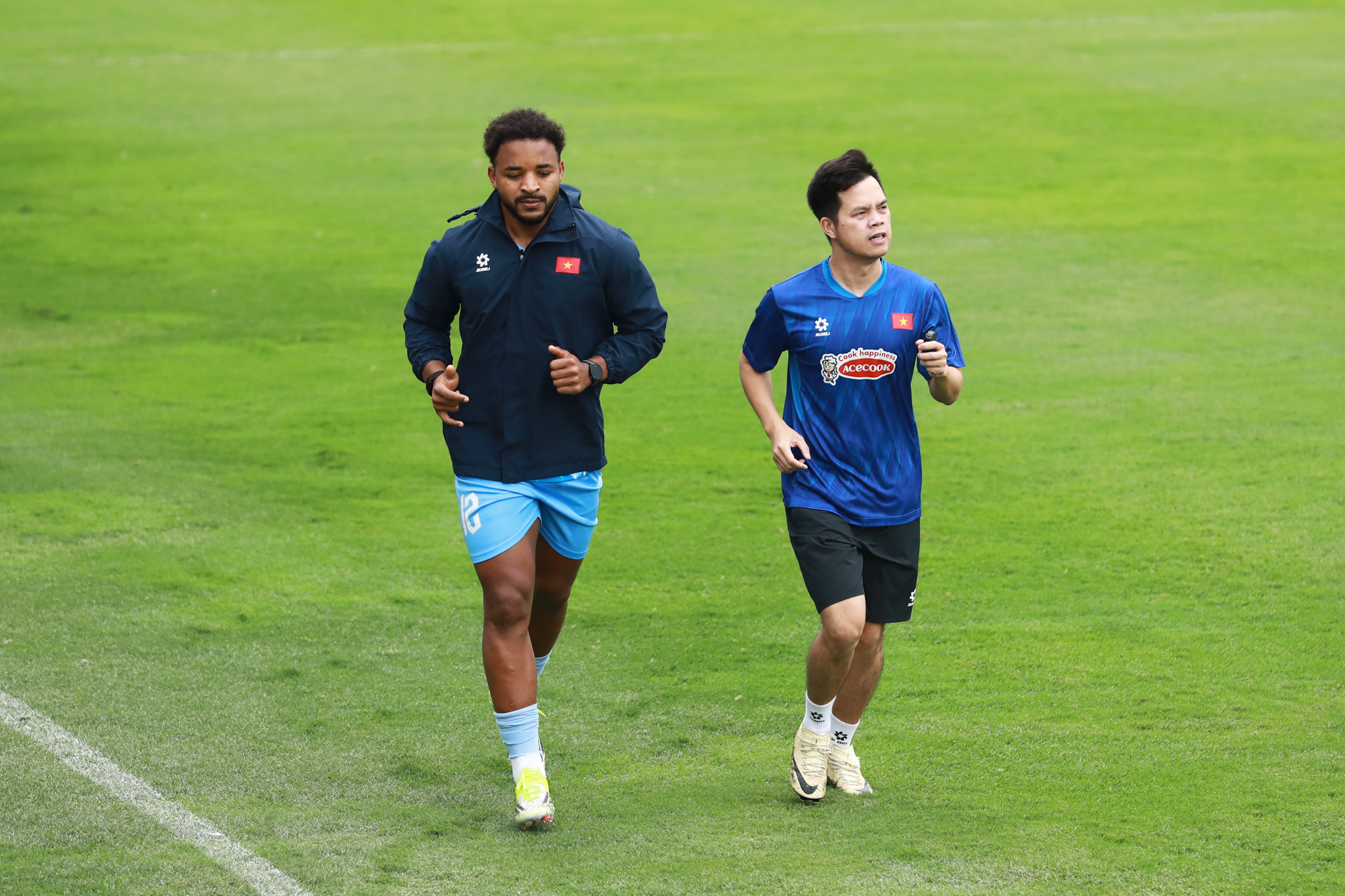 Xuân Son vẫn tập riêng, HLV Kim Sang Sik xỏ giày vào chơi bóng 1 Xuân Son vẫn tập riêng, HLV Kim Sang Sik xỏ giày vào chơi bóng 1