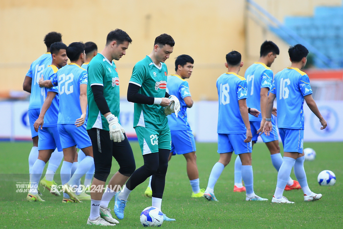 Cơn đau đầu của HLV Kim Sang Sik ở vị trí người gác đền 1