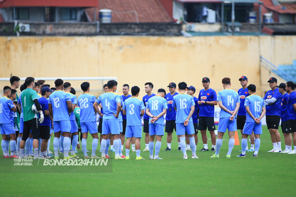 Tuyển Việt Nam rèn kỹ bài không chiến trước Bangladesh 2