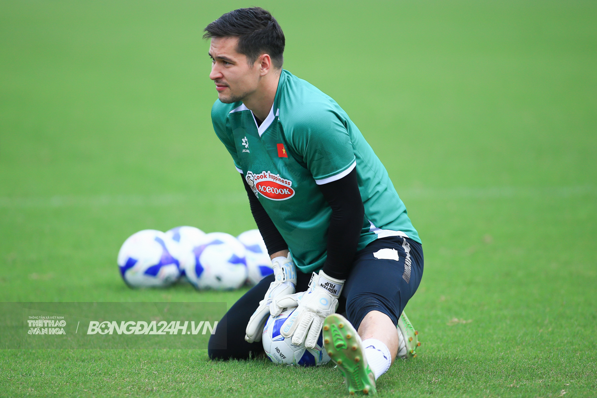 Cơn đau đầu của HLV Kim Sang Sik ở vị trí người gác đền 3