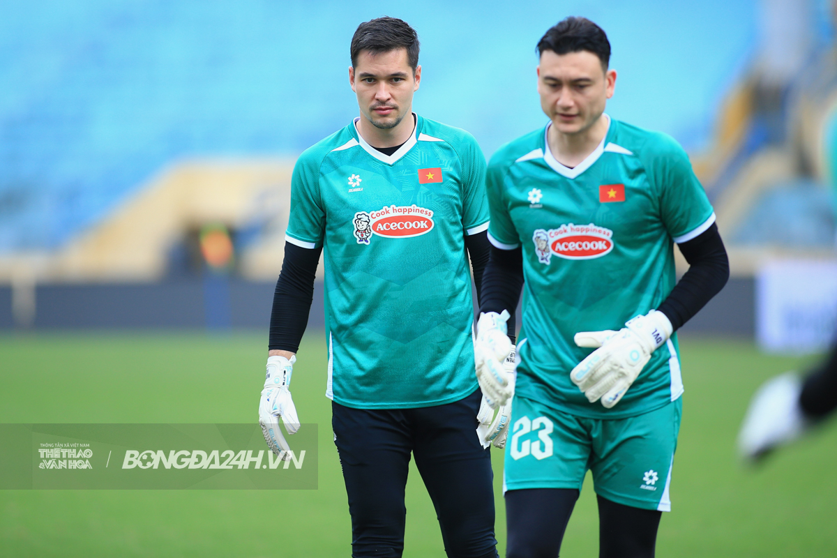 Cơn đau đầu của HLV Kim Sang Sik ở vị trí người gác đền 2