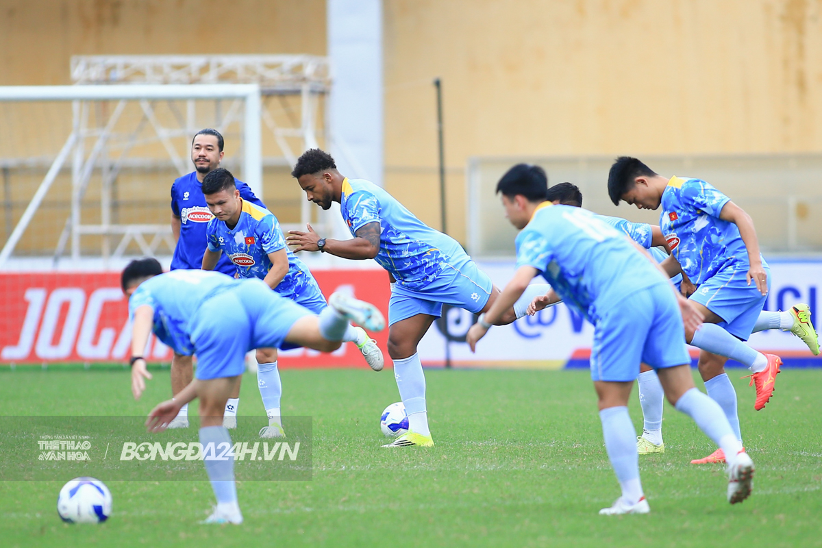 Tuyển Việt Nam rèn kỹ bài không chiến trước Bangladesh 4