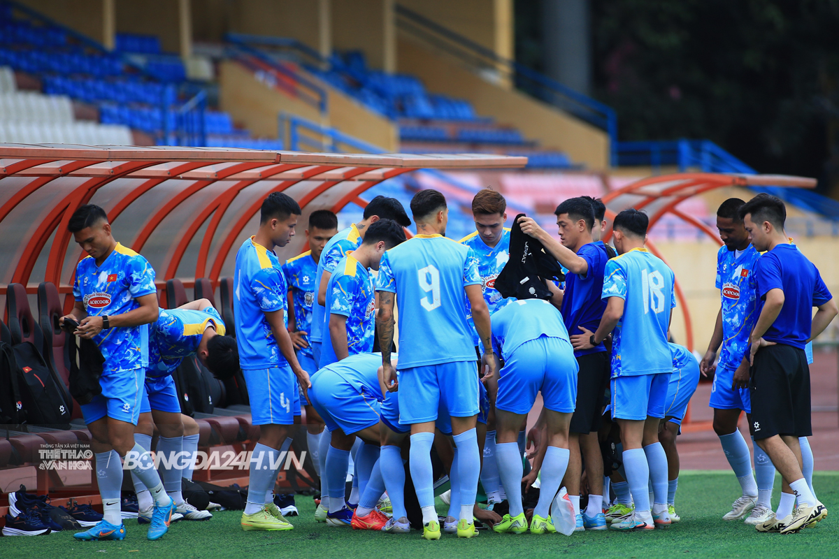 Tuyển Việt Nam rèn kỹ bài không chiến trước Bangladesh 1