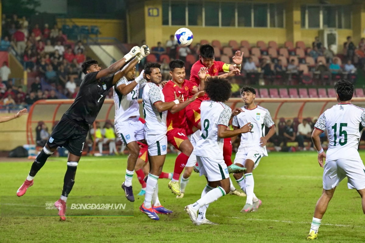 Hoàng Hên ra mắt đầy ấn tượng trong màu áo ĐT Việt Nam 9