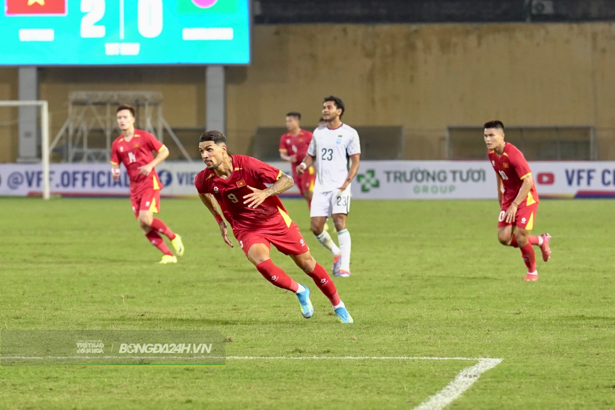 Hoàng Hên ra mắt đầy ấn tượng trong màu áo ĐT Việt Nam 5