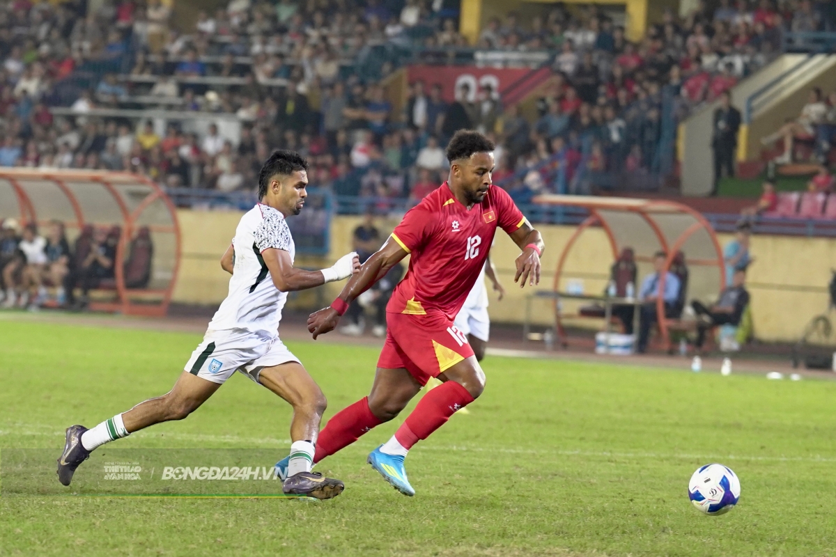 Hoàng Hên ra mắt đầy ấn tượng trong màu áo ĐT Việt Nam 8