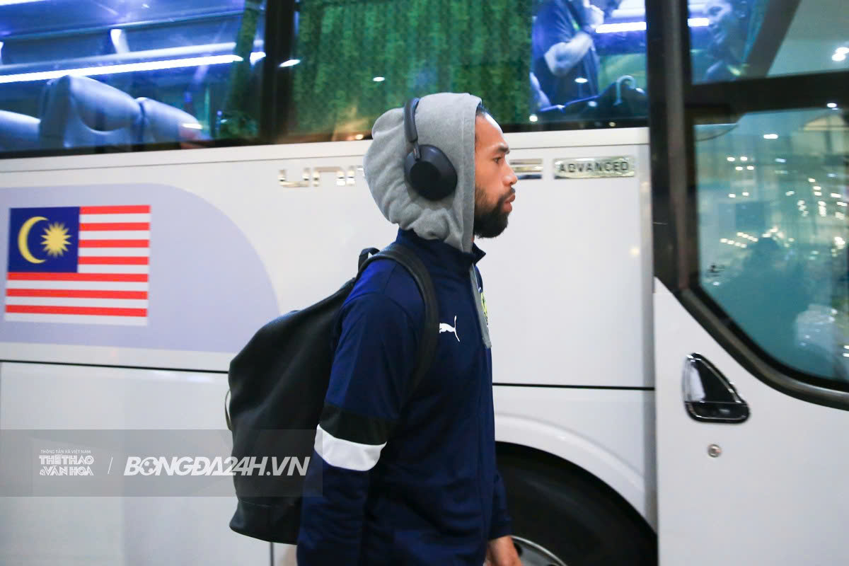 Hơn 50 thành viên ĐT Malaysia cập bến Hà Nội vào tối muộn 9