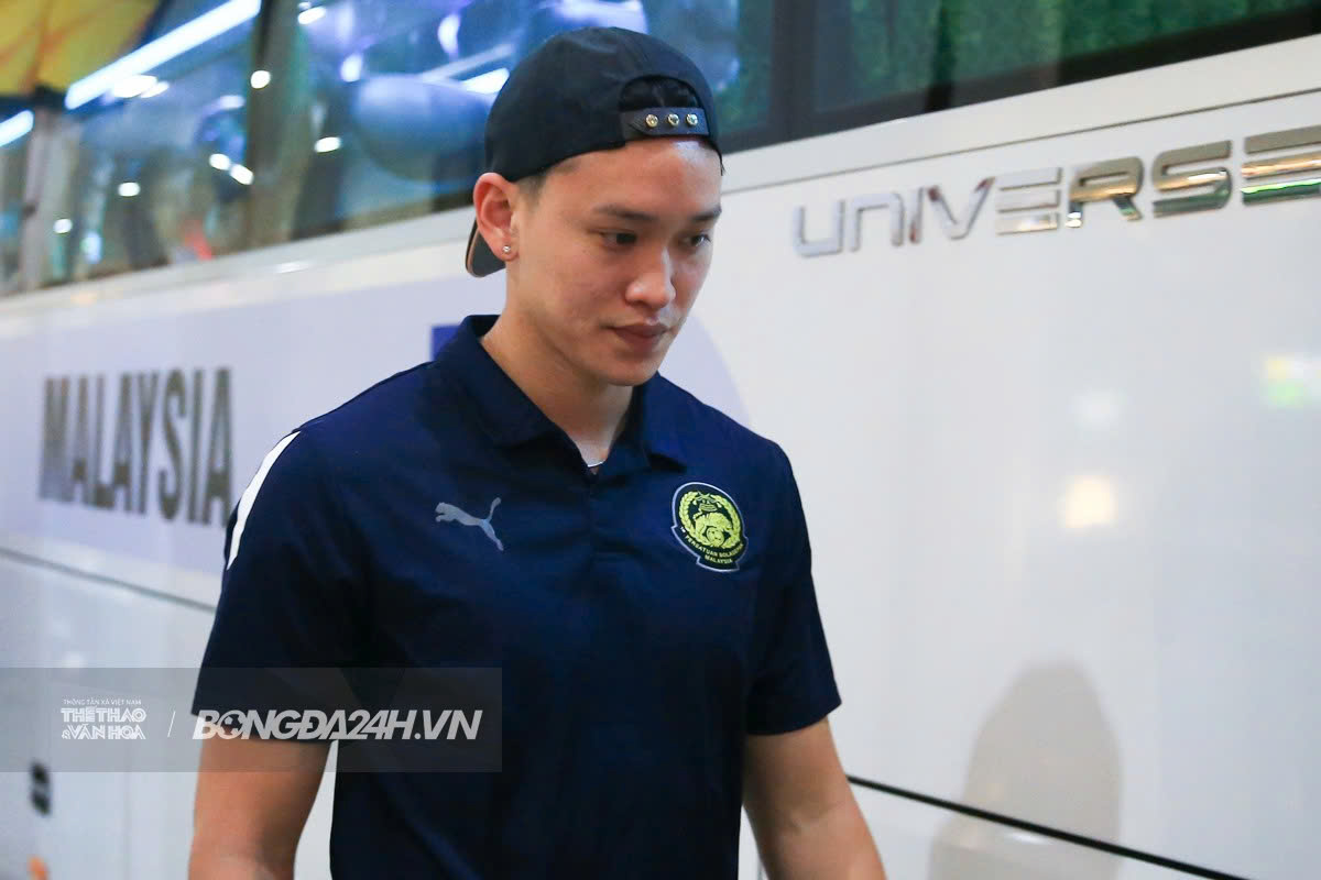 Hơn 50 thành viên ĐT Malaysia cập bến Hà Nội vào tối muộn 8