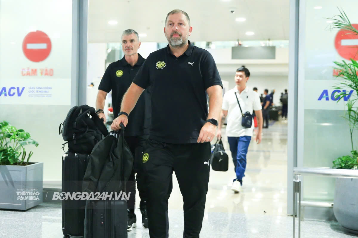 Hơn 50 thành viên ĐT Malaysia cập bến Hà Nội vào tối muộn 7