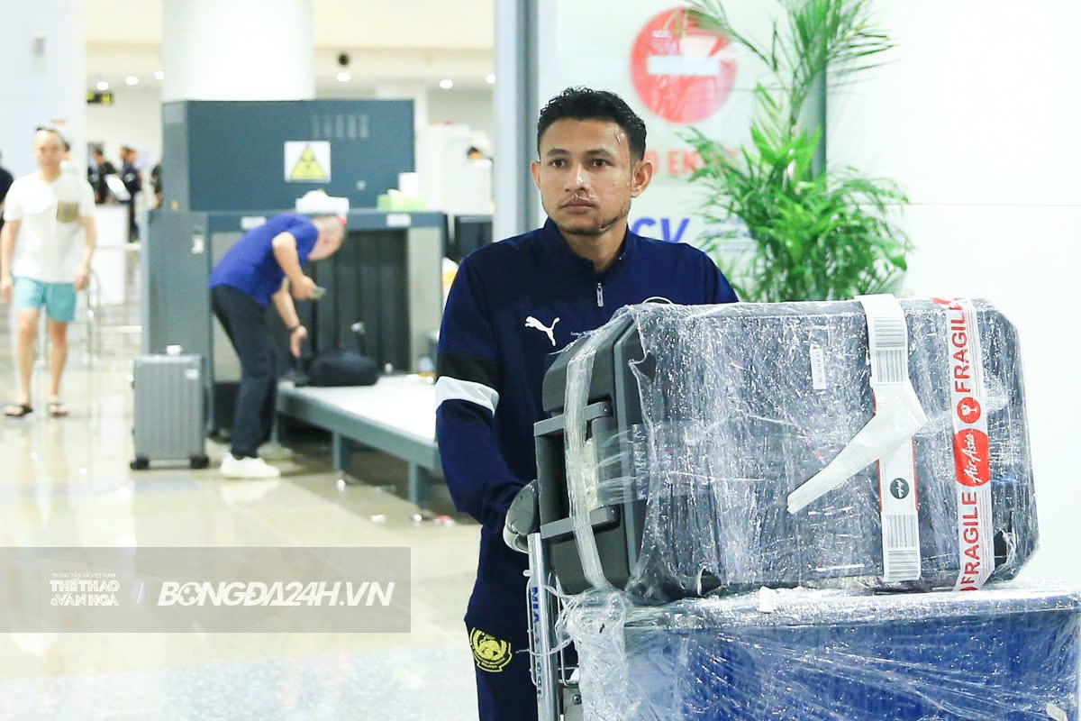 Hơn 50 thành viên ĐT Malaysia cập bến Hà Nội vào tối muộn 5