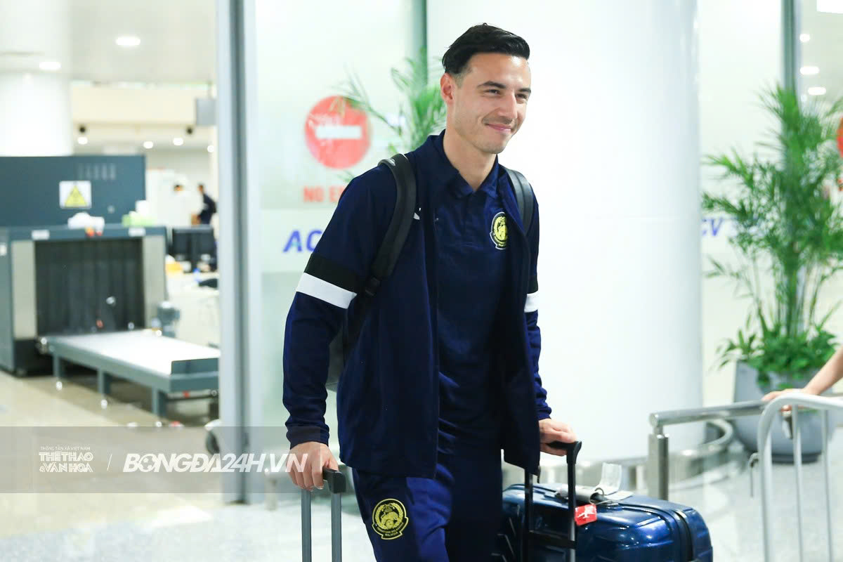 Hơn 50 thành viên ĐT Malaysia cập bến Hà Nội vào tối muộn 3