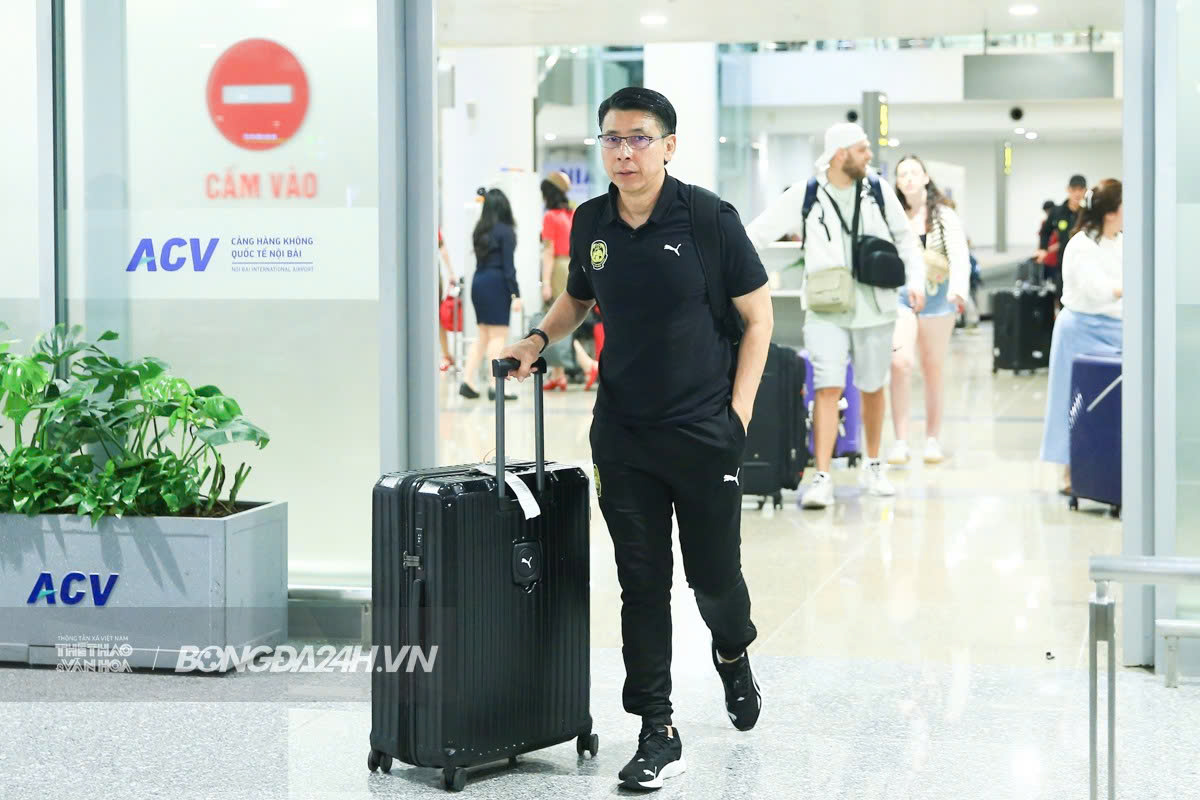 Hơn 50 thành viên ĐT Malaysia cập bến Hà Nội vào tối muộn 4