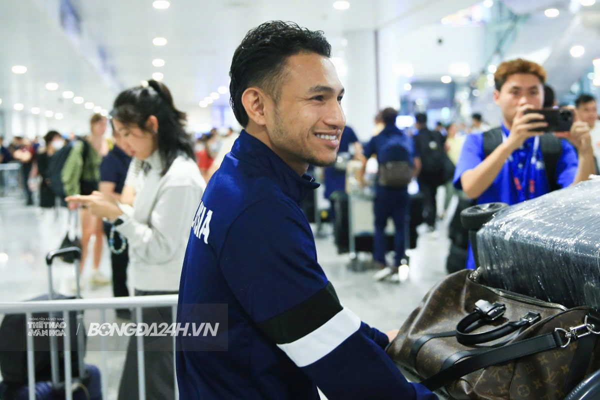 Hơn 50 thành viên ĐT Malaysia cập bến Hà Nội vào tối muộn 6