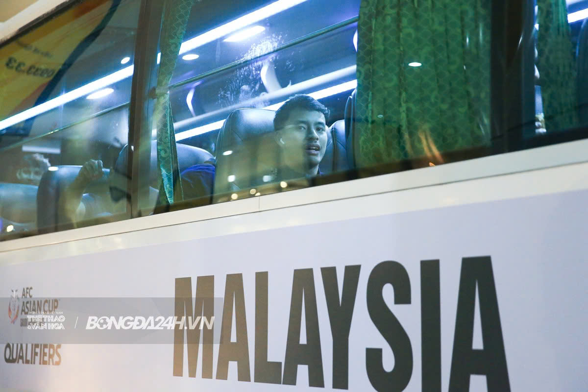 Hơn 50 thành viên ĐT Malaysia cập bến Hà Nội vào tối muộn 10