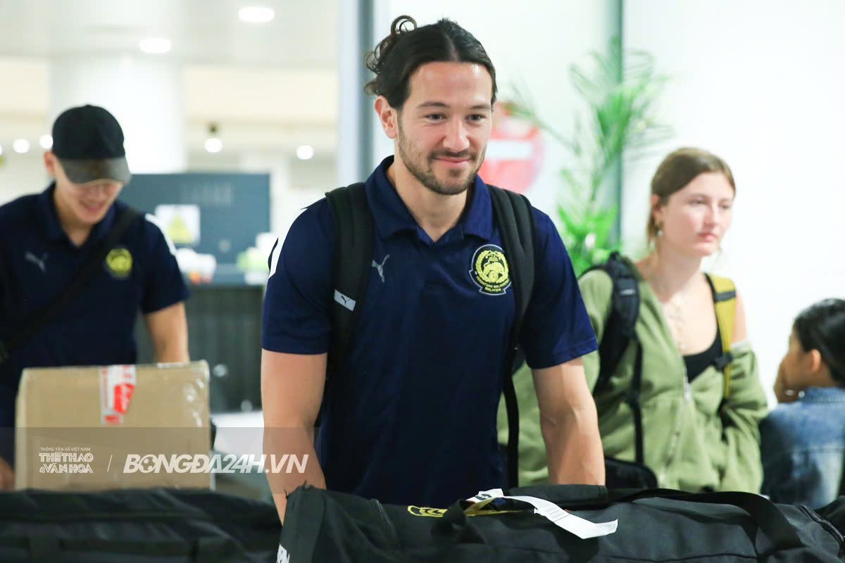 Hơn 50 thành viên ĐT Malaysia cập bến Hà Nội vào tối muộn 2