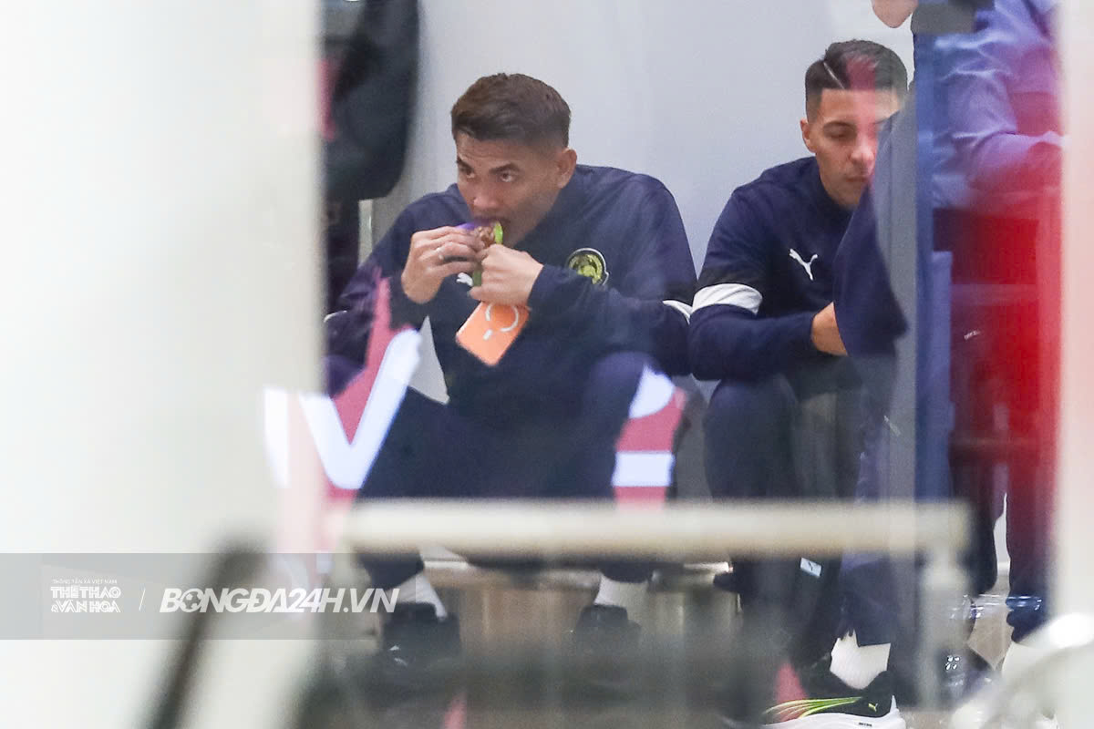 Hơn 50 thành viên ĐT Malaysia cập bến Hà Nội vào tối muộn 1