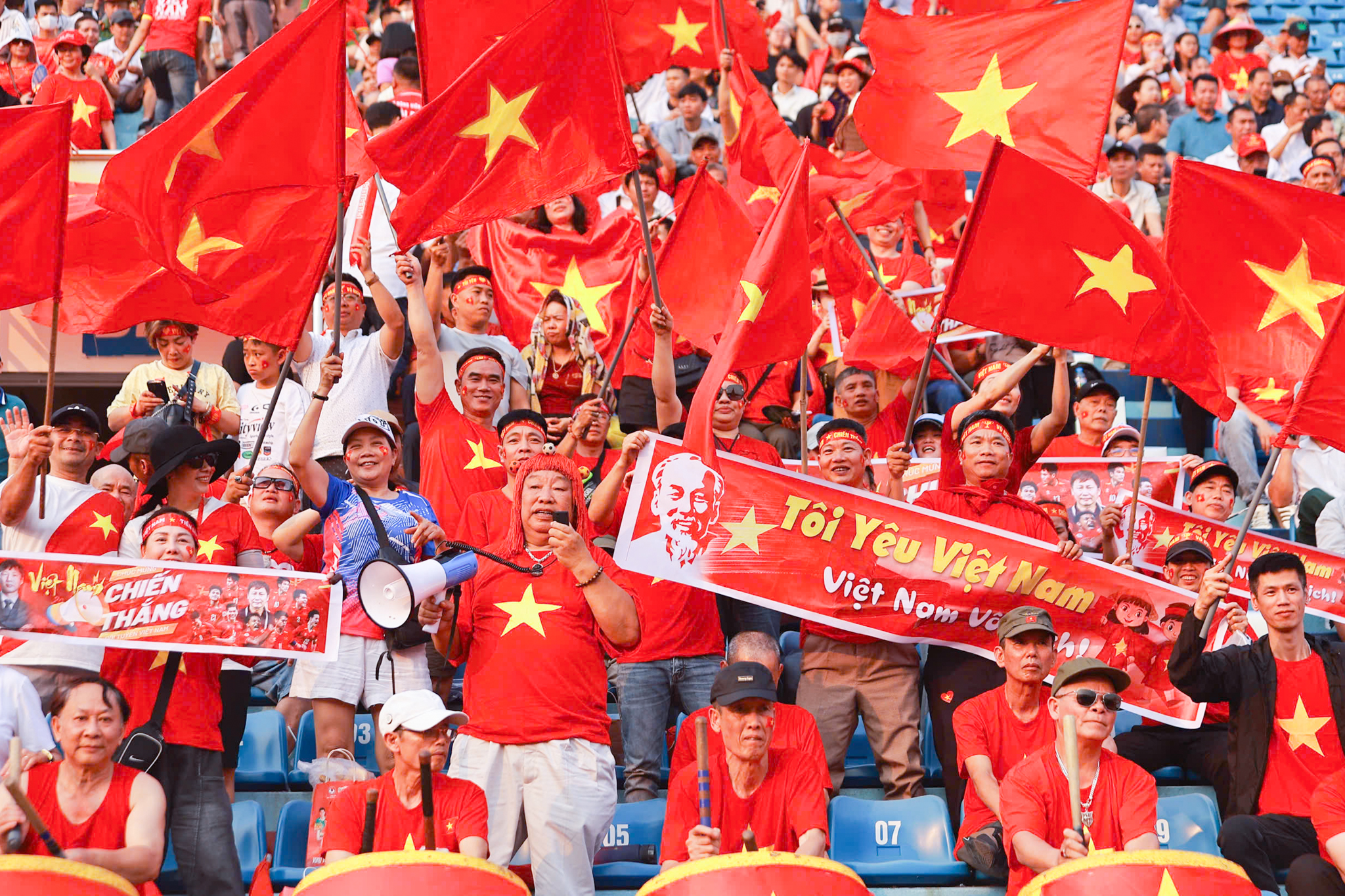 Đông đảo CĐV tới Thiên Trường tiếp lửa cho ĐT Việt Nam 7