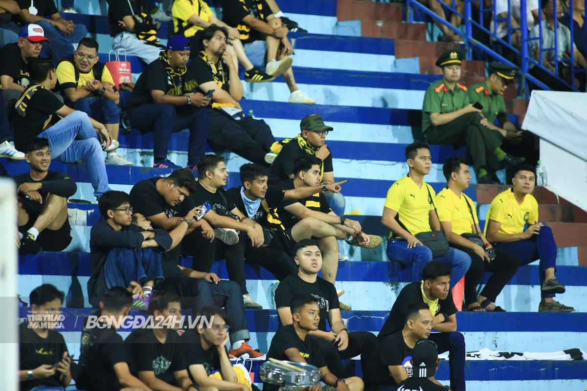 CĐV Malaysia ngủ gật trong trận gặp Việt Nam 1