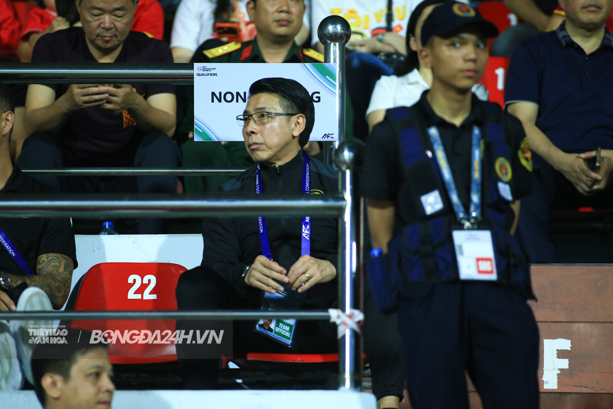 CĐV Malaysia ngủ gật trong trận gặp Việt Nam 4