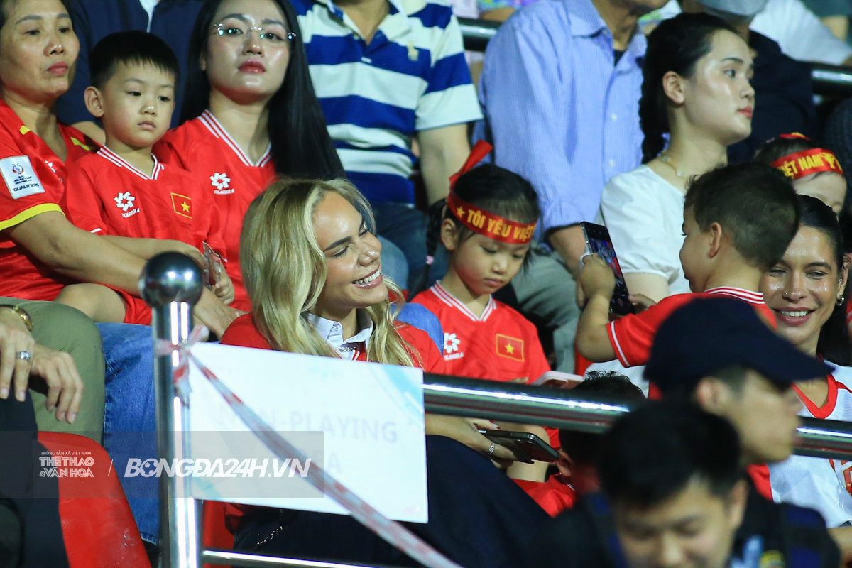 CĐV Malaysia ngủ gật trong trận gặp Việt Nam 8