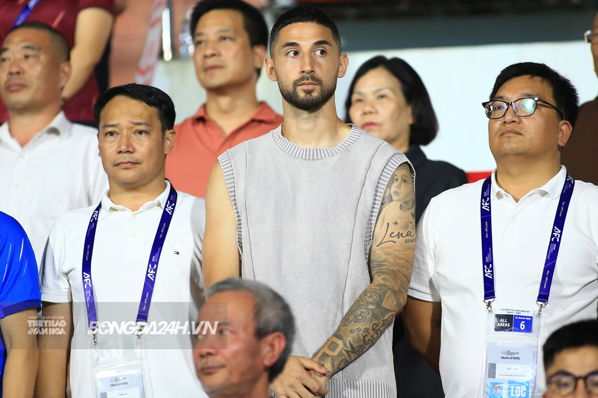 CĐV Malaysia ngủ gật trong trận gặp Việt Nam 6