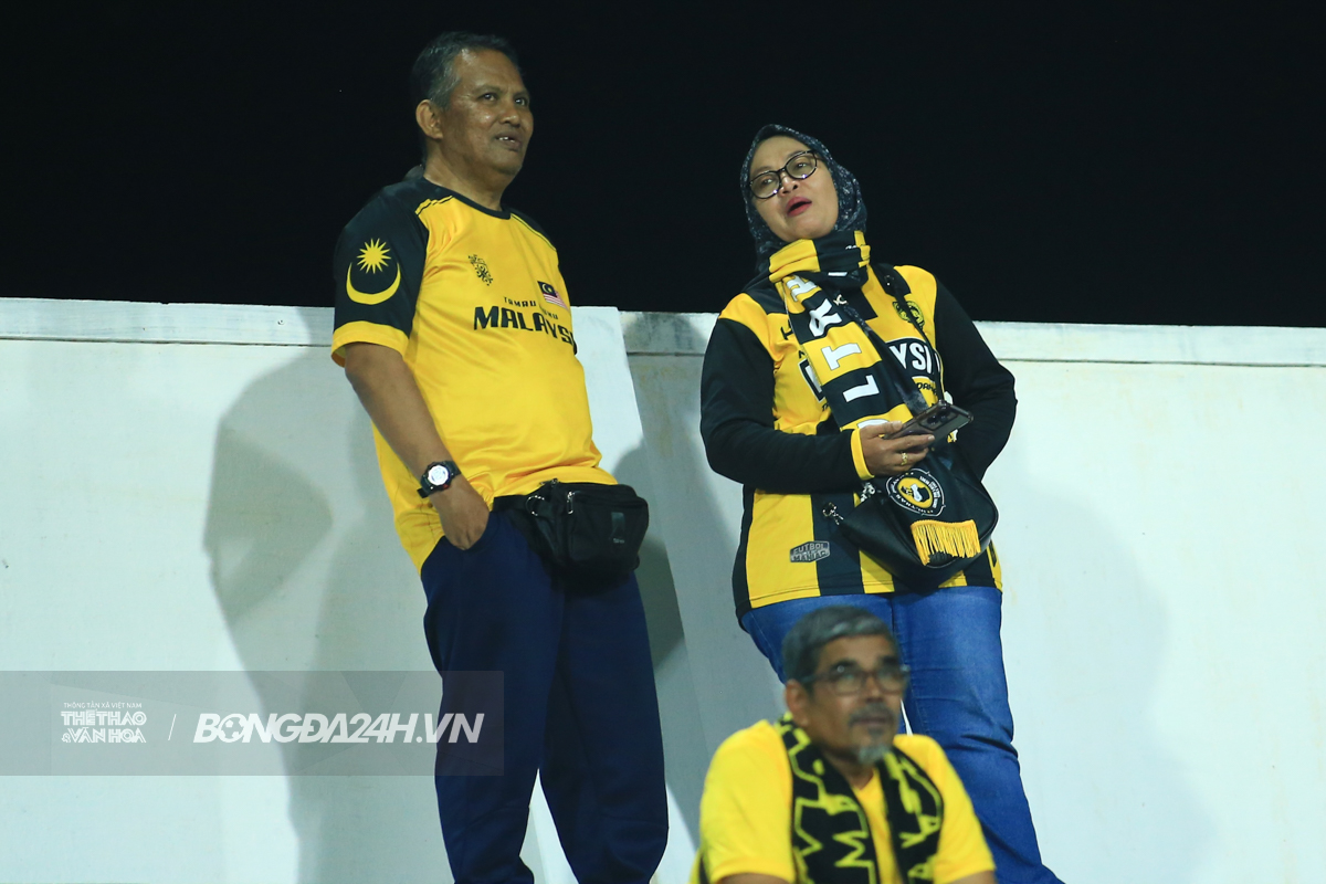 CĐV Malaysia ngủ gật trong trận gặp Việt Nam 2