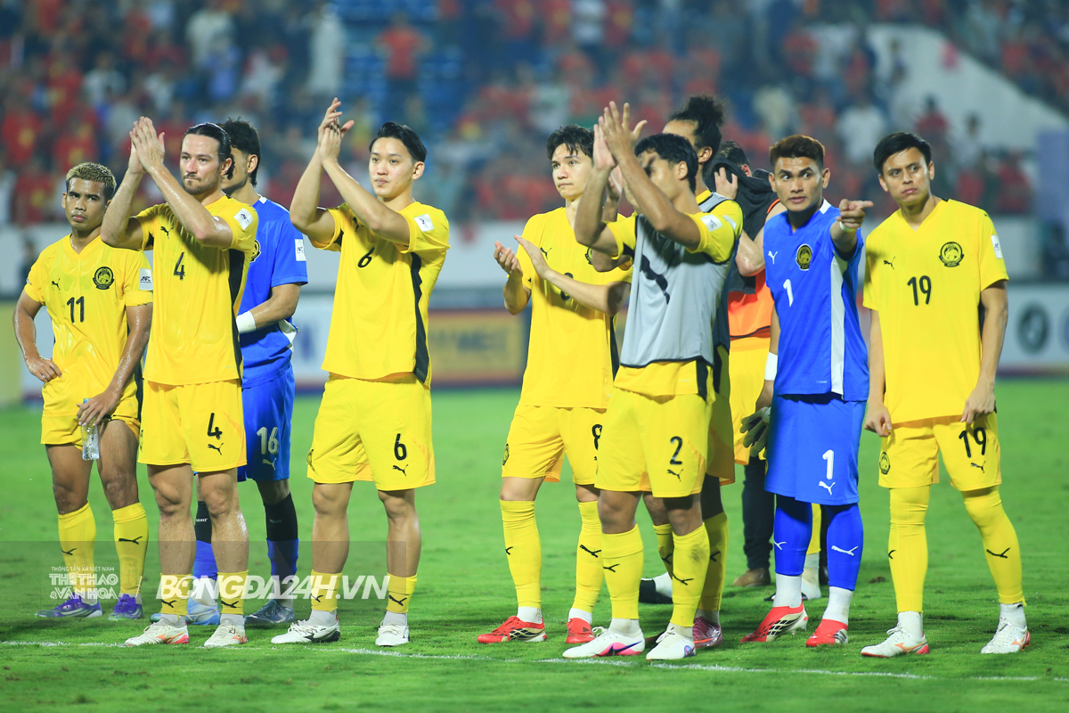 CĐV Malaysia ngủ gật trong trận gặp Việt Nam 3