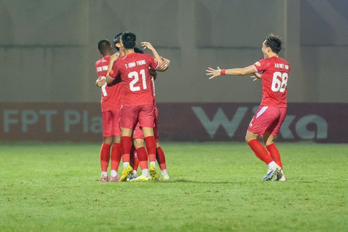 Khoanh khac doan Van Hau an mung ban thang vao luoi CLB Thanh Hoa