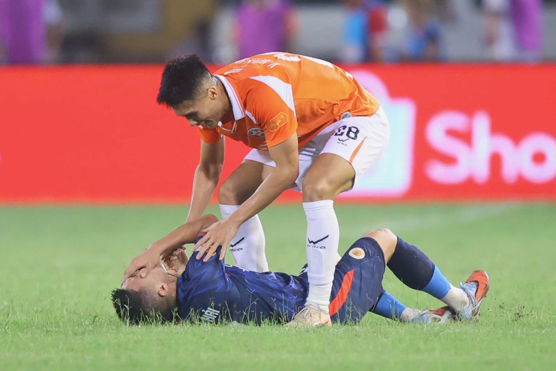 Quang Hải chấn thương CAHN vs Đà Nẵng 4/4 Quang Hai chan thuong CAHN vs da Nang 4/4