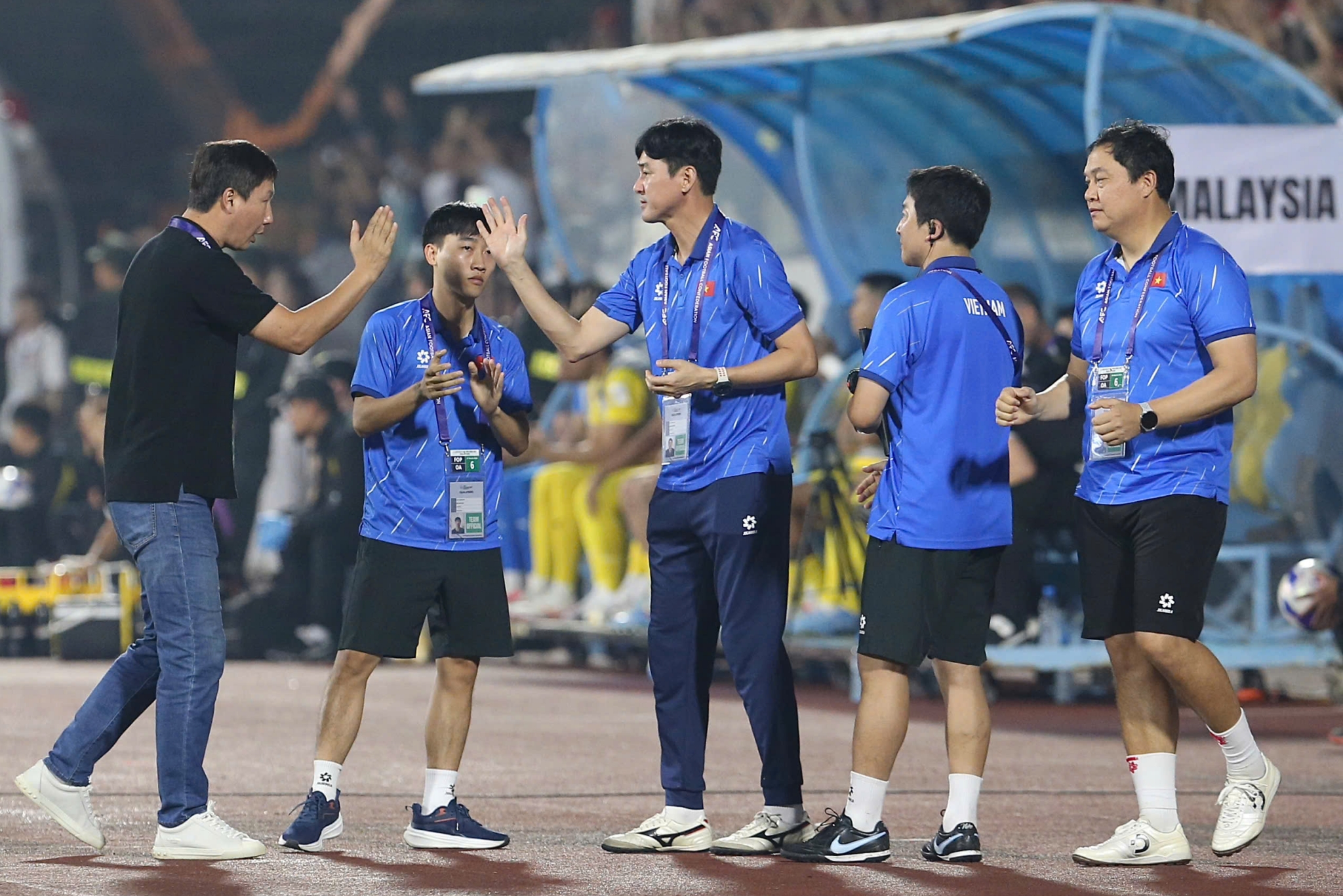 HLV Kim Sang Sik chia tay trợ lý từng đối đầu Messi 1