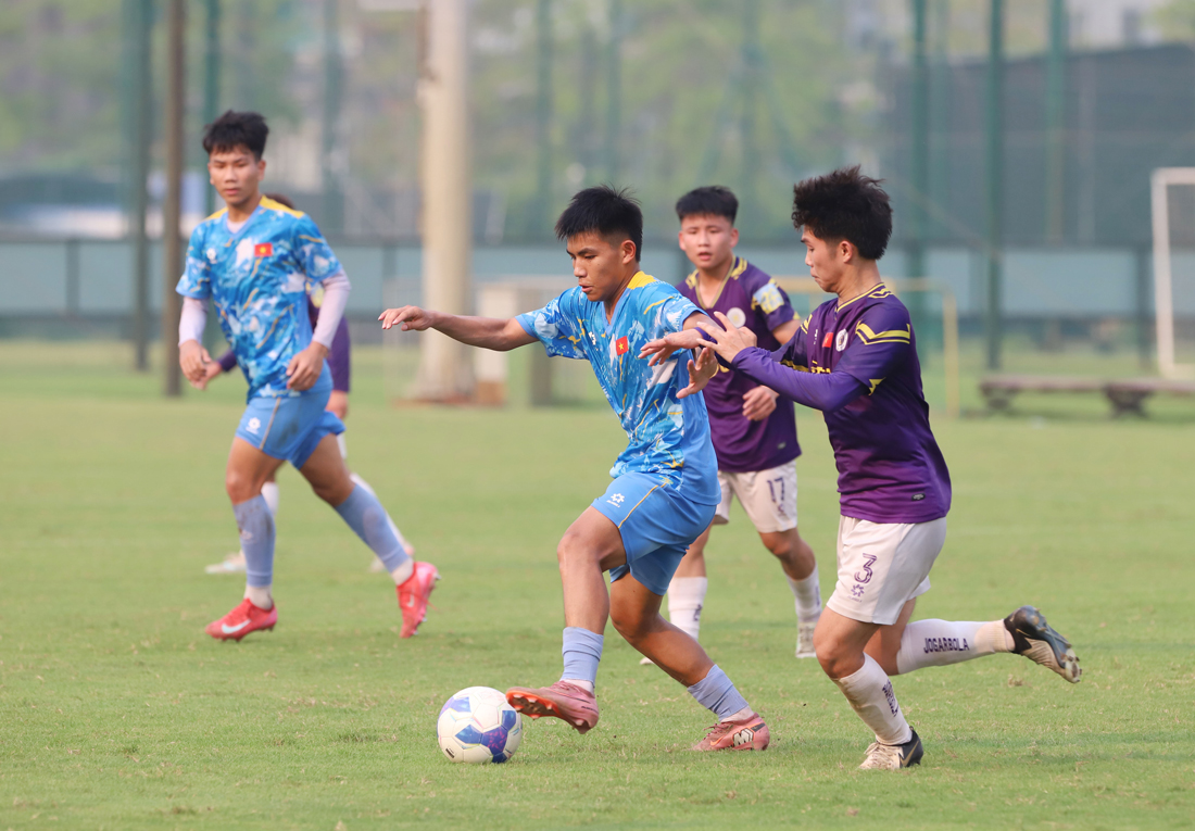 U17 Viet Nam thang dam doi bong bau Hien truoc ngay sang Indonesia