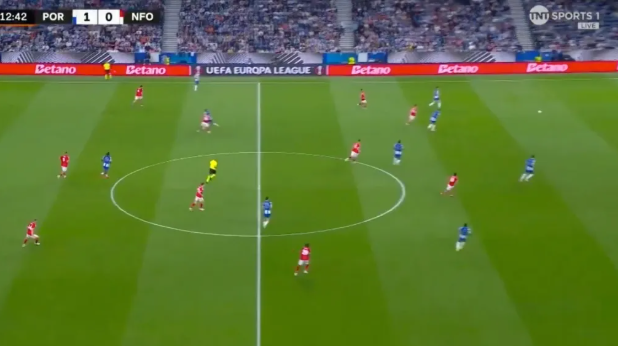 Nottingham hưởng lợi từ cú phản lưới nhà khó tin của Porto 2