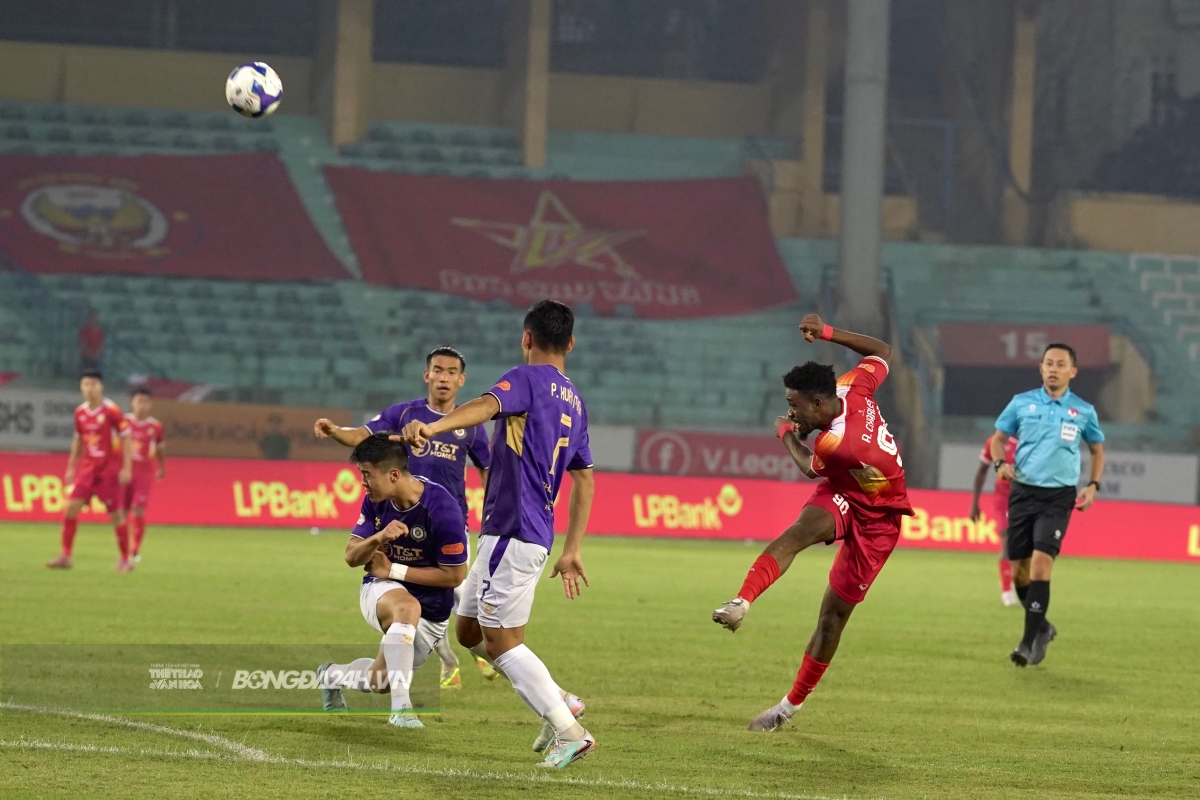 Hoàng Hên toả sáng trong ngày HLV Kim Sang Sik dự khán 7