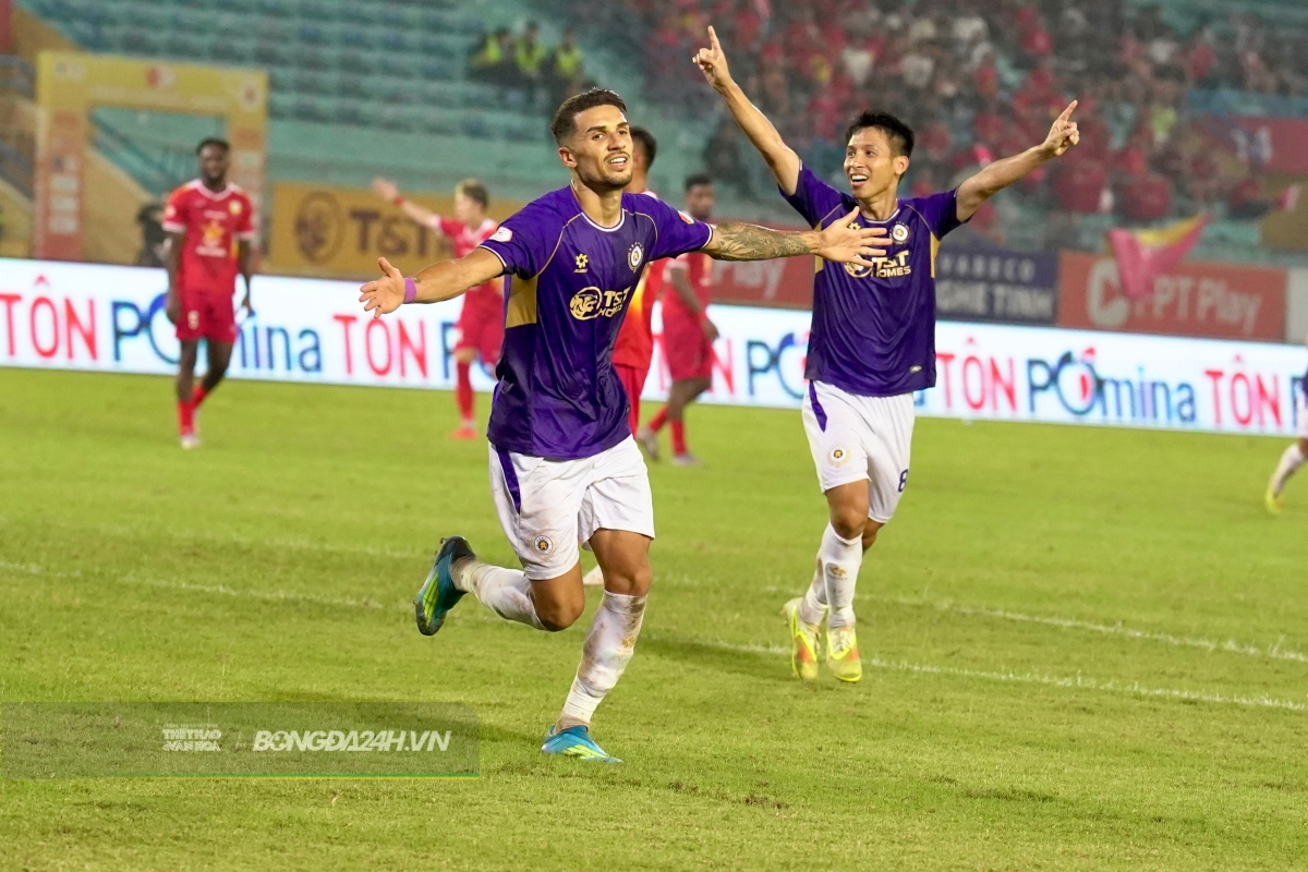 Hoàng Hên toả sáng trong ngày HLV Kim Sang Sik dự khán 3