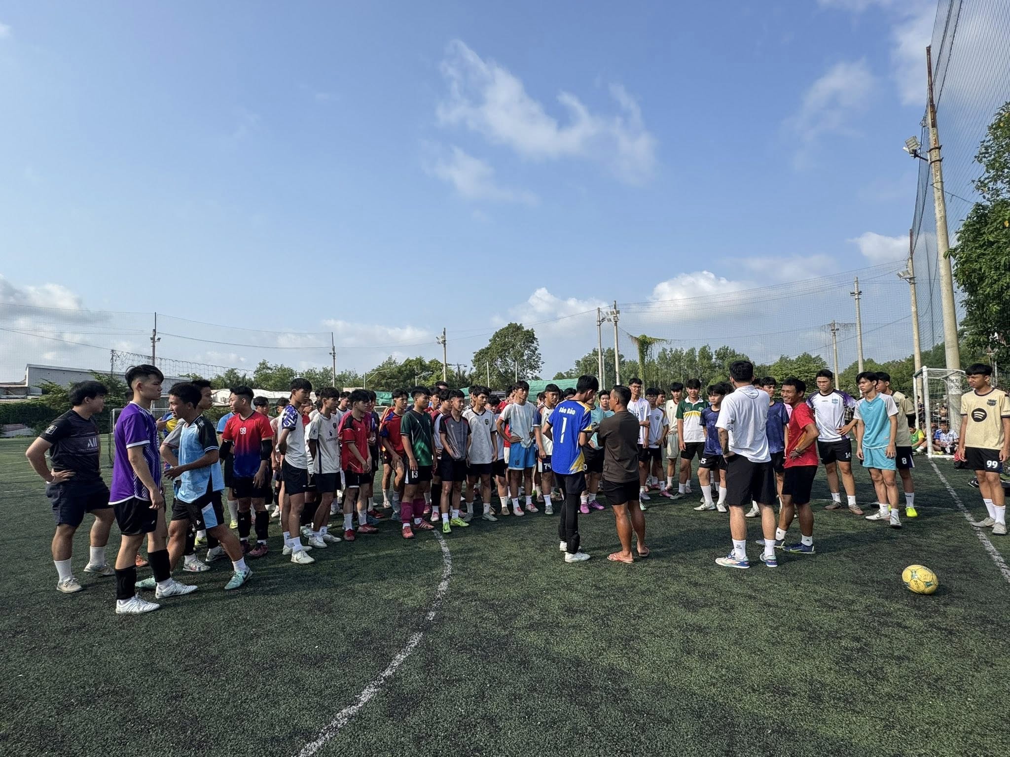 Bầu Hải, Năm Bảy Lăm và sân chơi futsal của người trẻ 1