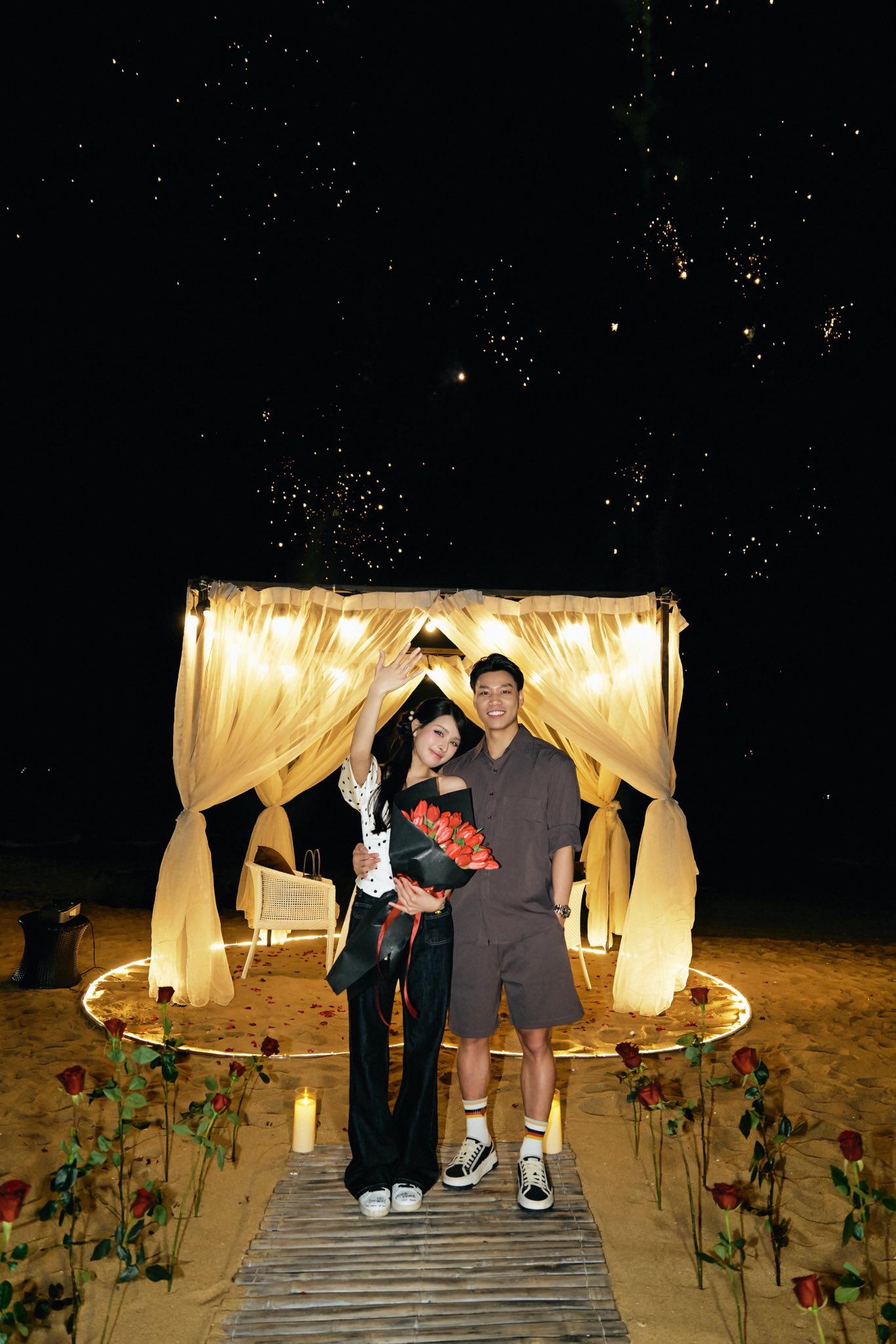 Văn Thanh quỳ gối, cầu hôn thành công bạn gái xinh đẹp 1