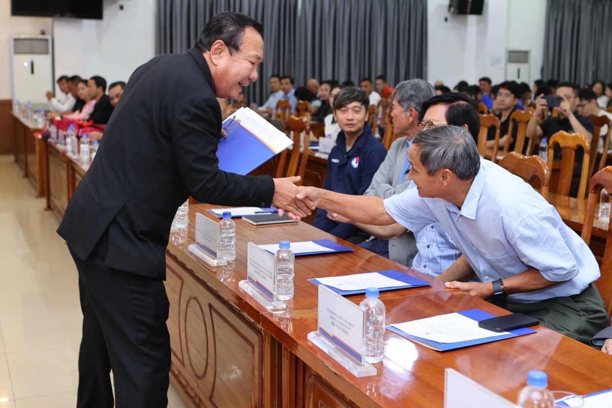 HLV Mai duc Chung va HLV Hoang Van Phuc