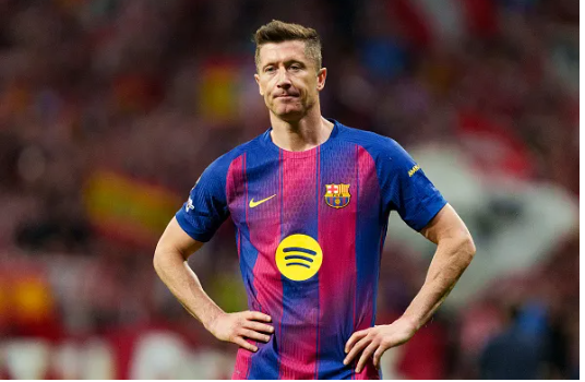 Joe Cole khuyen Chelsea nen chieu mo Robert Lewandowski.