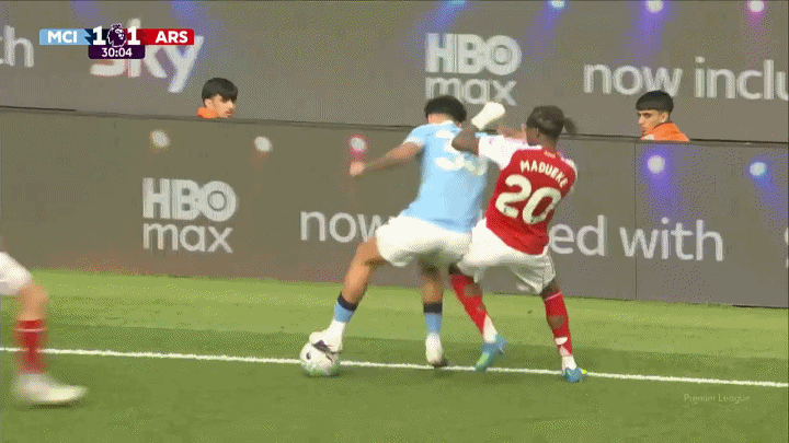 Nico OReilly vs Arsenal Một màn trình diễn khiến Pháo thủ thất điên bát đảo 7