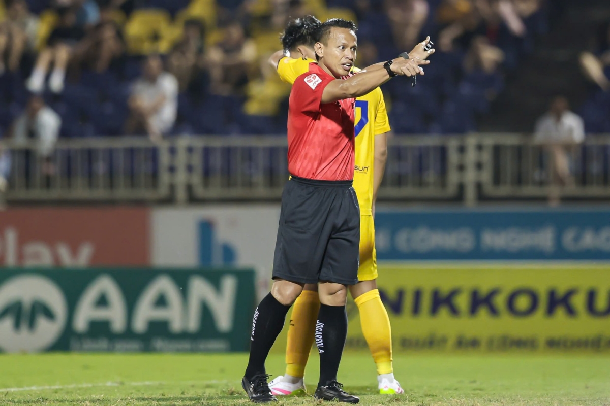 Trong tai Malaysia dieu hanh tran dau vong 20 V.League