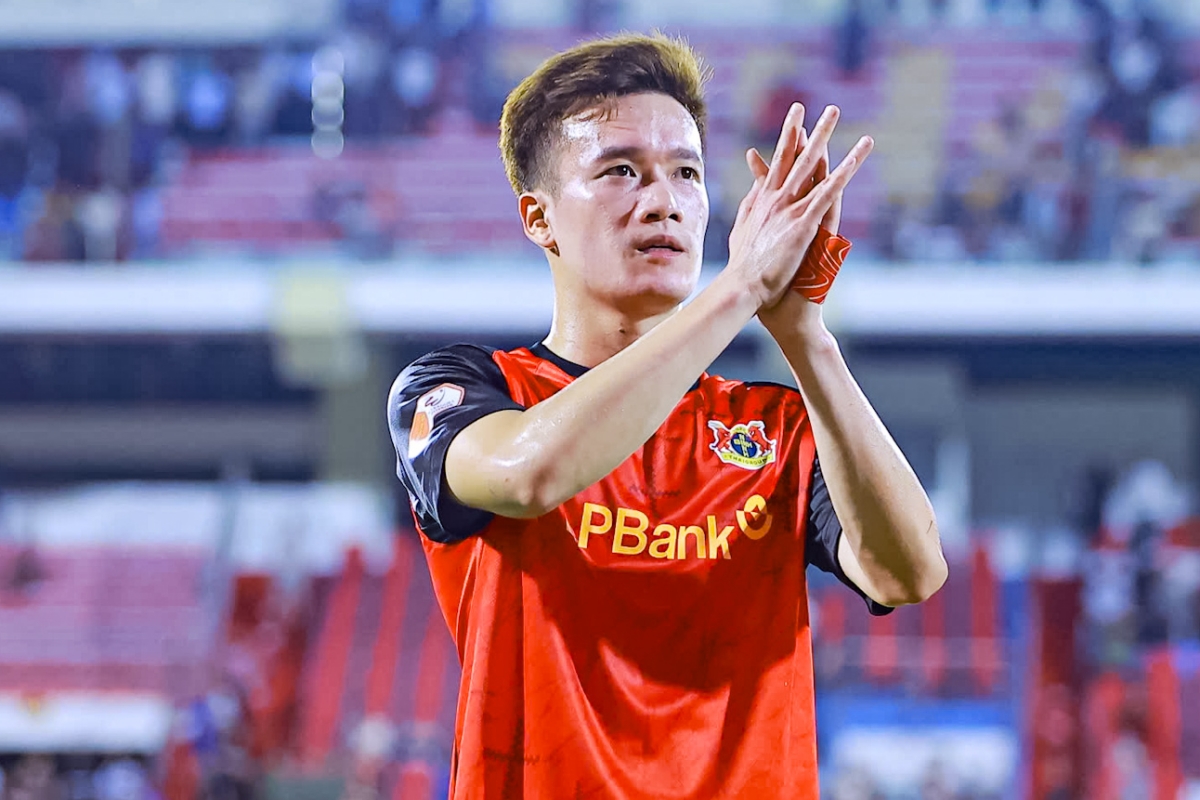 Hoang duc vao san tu bang ghe du bi trong tran thua Ha Noi FC