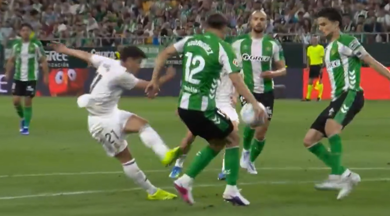 Tinh huong bong cham tay duoc Arbeloa nhac den trong hiep 1.