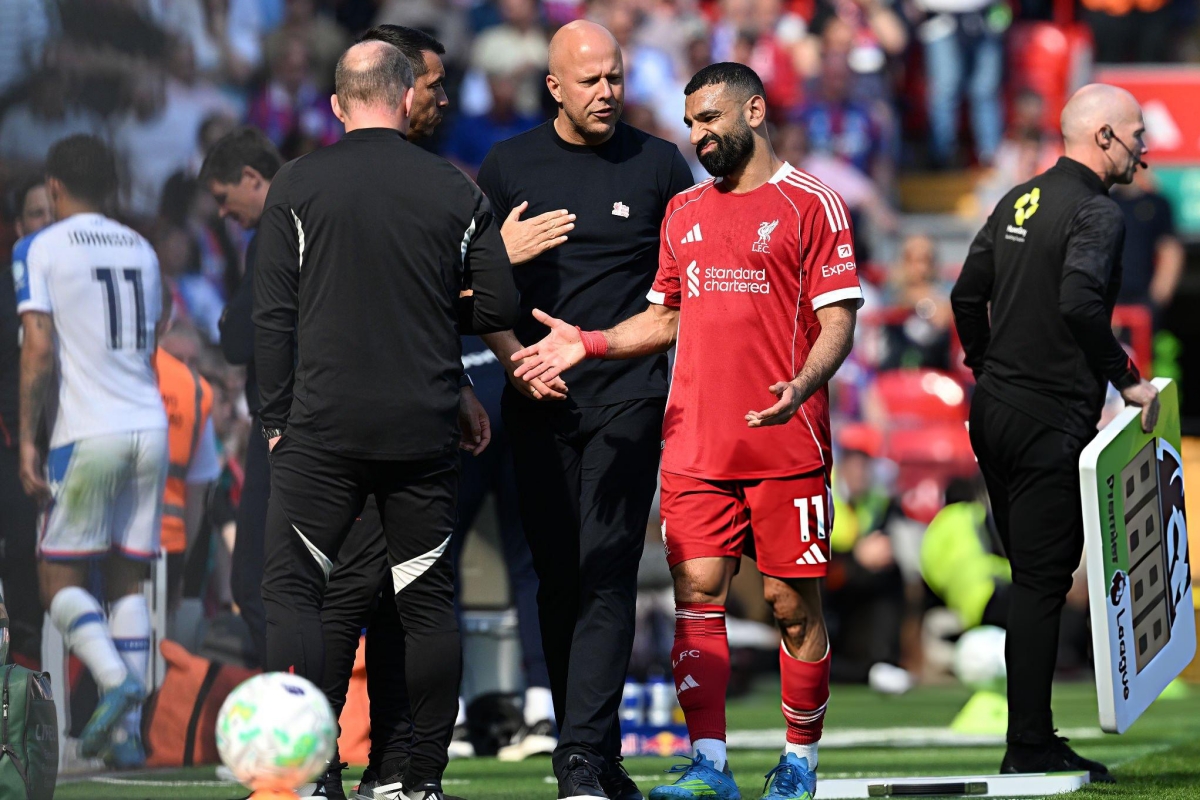 HLV Arne Slot lo lang ve chan thuong cua Mohamed Salah