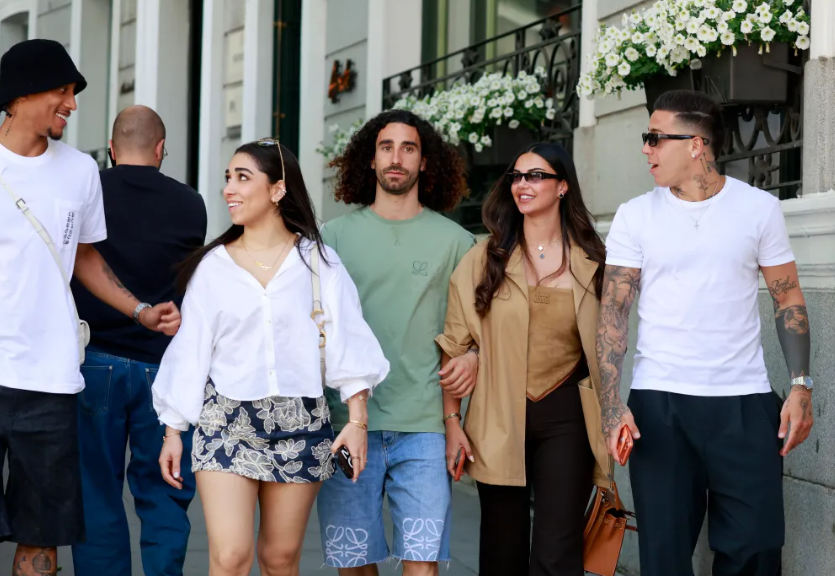 Enzo cung voi cac dong doi Joao Pedro va Marc Cucurella tham gia su kien.