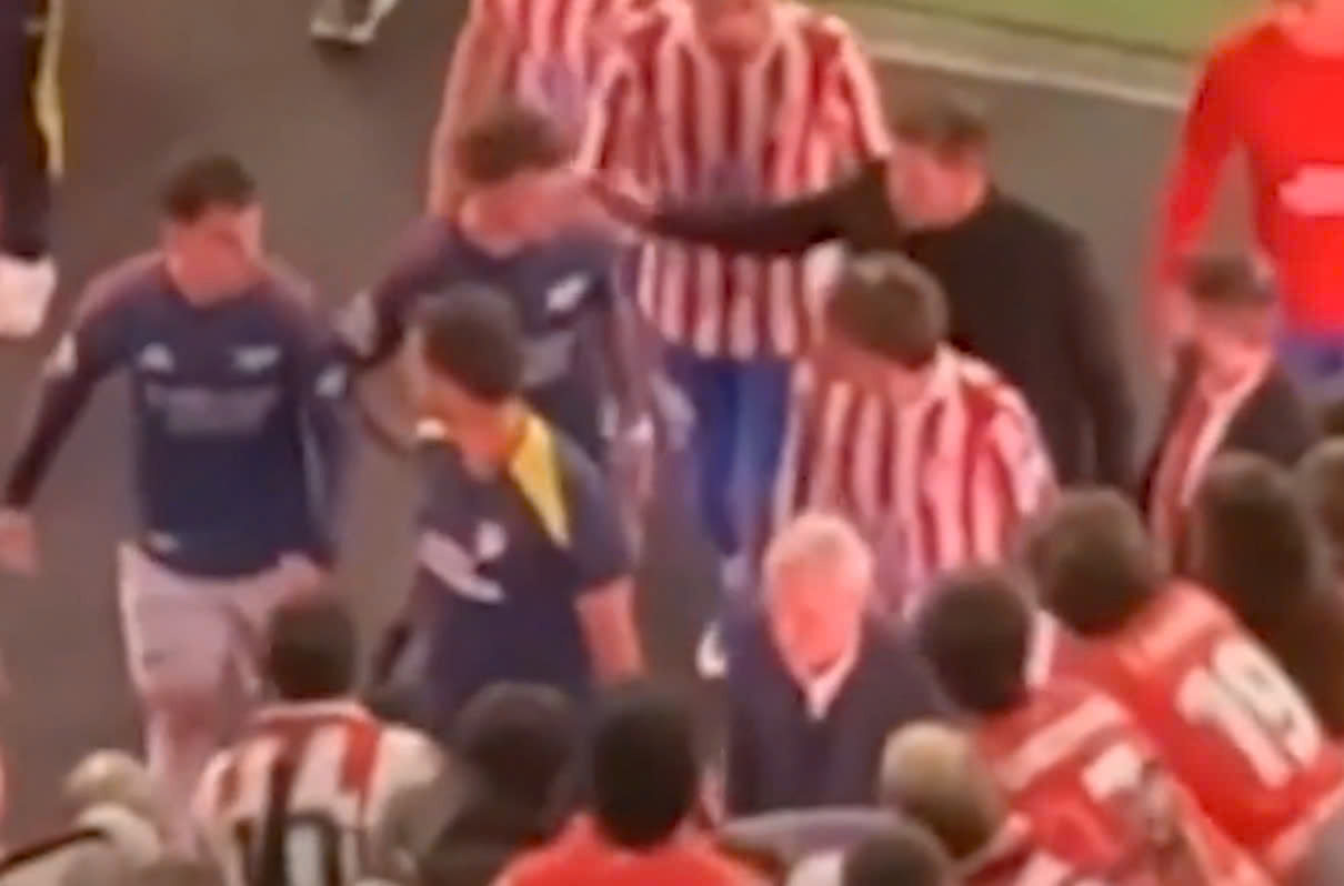 Ben White khiến Simeone nóng mắt 1