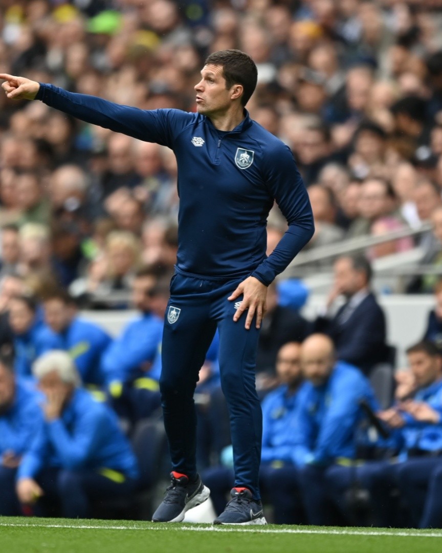 Burnley gây bất ngờ khi bổ nhiệm Michael Jackson làm HLV tạm quyền 2