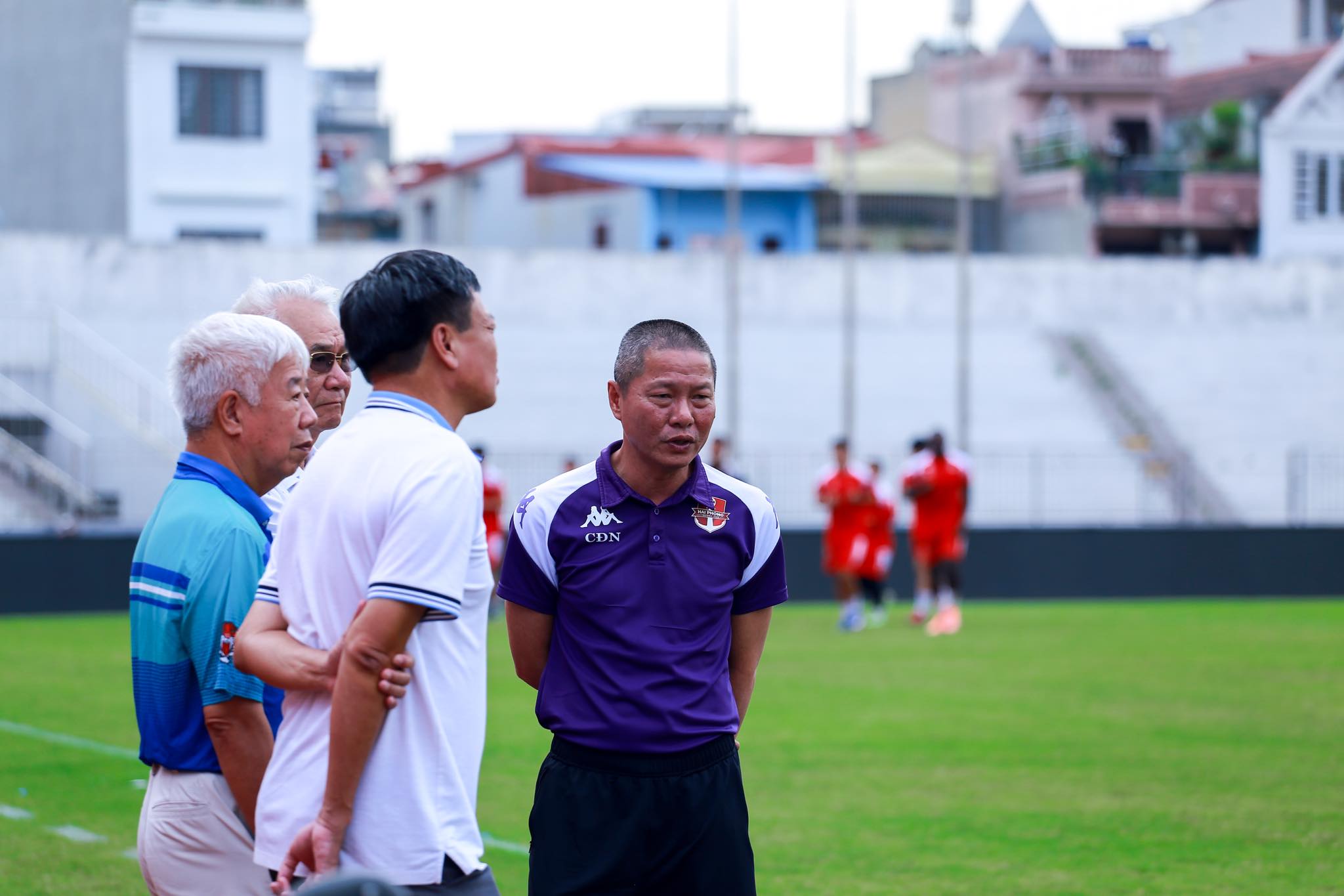 HLV Chu dinh Nghiem roi ghe huan luyen CLB Hai Phong