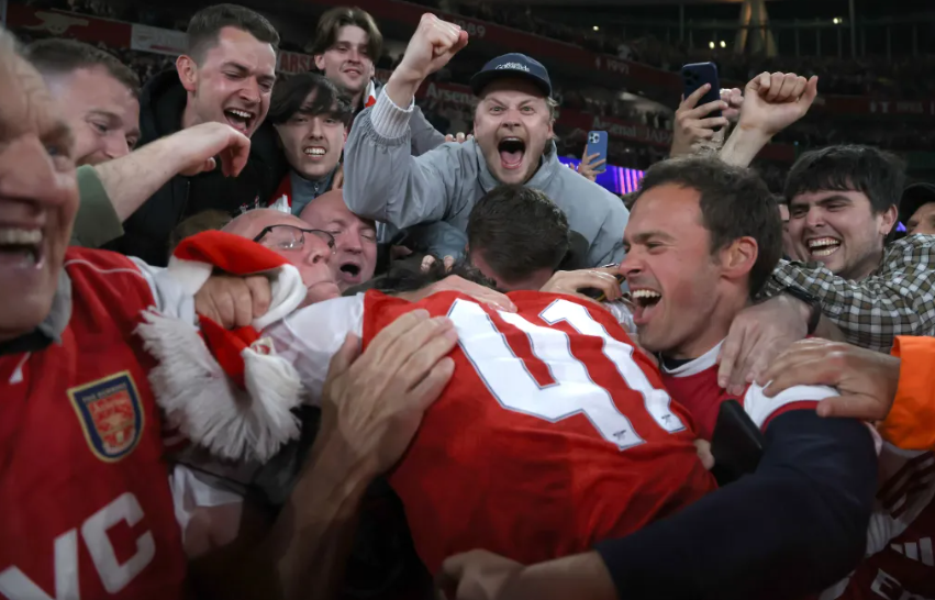 Declan Rice lao vào đám đông, ăn mừng cuồng nhiệt cùng NHM Arsenal 1